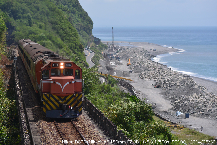 回公路拓寬前,未電氣化工程前,柴電車頭牽引莒光號通過南迴鐵路海岸邊